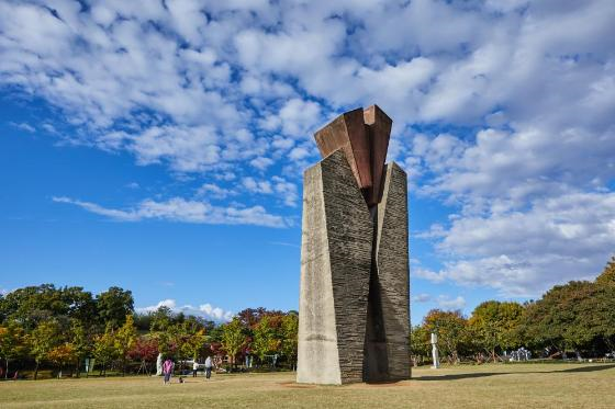 호세프 수비락스 Josep Subirachs - 하늘기둥 , 1987, 콘크리트, 15x5.5x3.5m(제공=소마미술관)